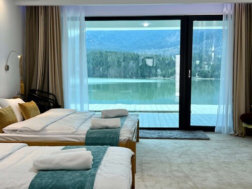 Incredible room with lake view at Lake Colibita, next to the lake.