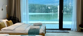 Incredible room with lake view at Lake Colibita, next to the lake.