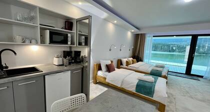 Incredible room with lake view at Lake Colibita, next to the lake.