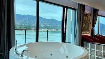 Shower, jetted tub, towels
