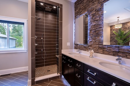 Jetted bath, hair dryer, towels, soap. Knox Indiana House