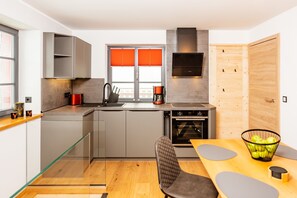 Fridge, oven, stovetop, dishwasher