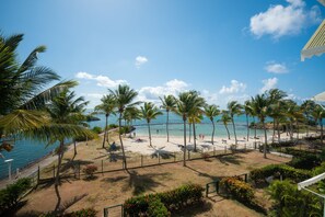 Una playa cerca