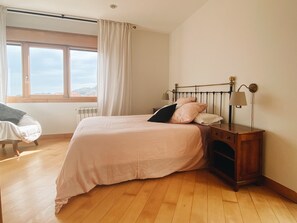 4 bedrooms, bed sheets, wheelchair access