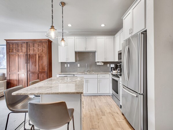 Kühlschrank, Mikrowelle, Ofen, Herdplatte