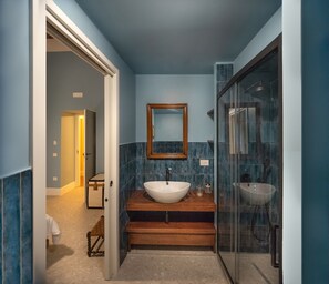 Deluxe-værelse til 3 personer | Badeværelse | Bruser, brusehoved med spredningseffekt, gratis toiletartikler