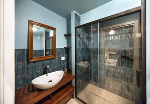 Deluxe Triple Room | Bathroom | Shower, rainfall showerhead, free toiletries, hair dryer - Monart Hospitality Capodimonte (Naples)