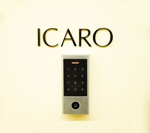 A wall-mounted electronic keypad with the word "ICARO" above it. - Monart Hospitality Capodimonte (Naples)