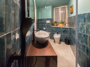 A bathroom with a large sink, a bidet, and a mirror. - Monart Hospitality Capodimonte (Naples)