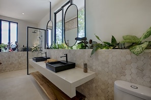 Douche, séchoir à cheveux, serviettes fournies, savon