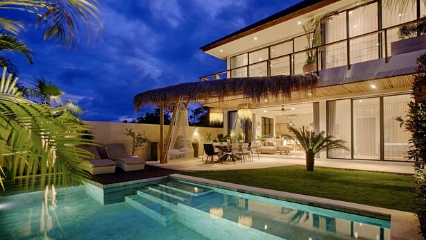 A modern house with a swimming pool, outdoor seating, and a well-maintained lawn. - Villa Nueva Expectacular. Vive Bingin Beach!! Trona, Cuna, Bañera Gratis (Bali)