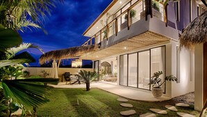 A modern house with a large patio, a thatched roof, and a well-maintained lawn. - Villa Nueva Expectacular. Vive Bingin Beach!! Trona, Cuna, Bañera Gratis (Bali)