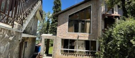 Façana frontal de l'allotjament