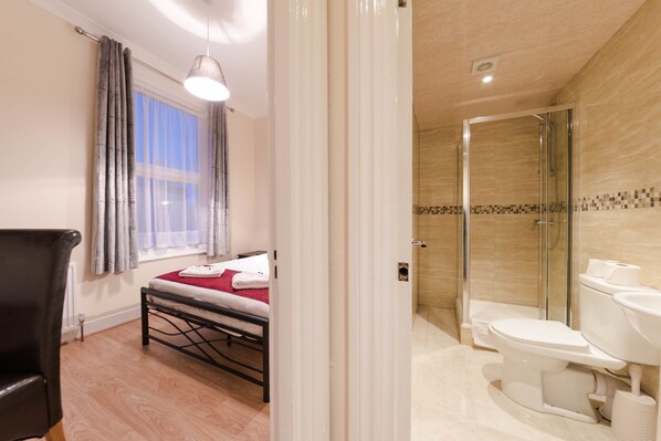 Bathroom - Hellenic Hotel London by Saba (London)