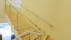 Eine Treppe mit Metallgeländern und beigen Stufen.