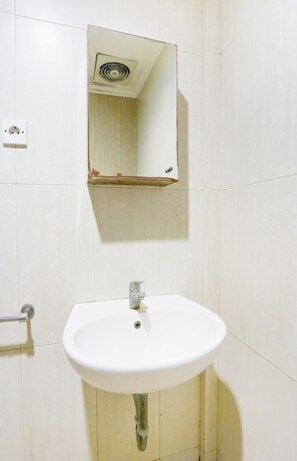 A bathroom with a white sink, a mirror, and a light switch. - Hotel O Pondok Inap Shofwa 2 (Sidoarjo)