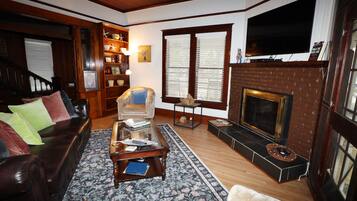 TV connectée, cheminée, livres