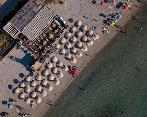 Beach nearby, white sand, sun-loungers, beach umbrellas