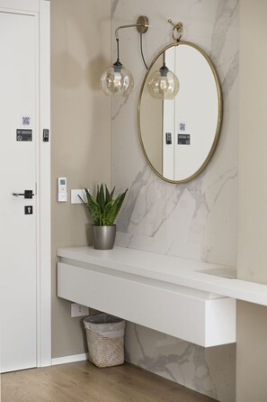 Ropa de cama de alta calidad, cubrecamas y minibar 