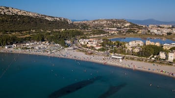 Beach nearby, white sand, sun-loungers, beach umbrellas