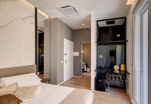 Executive Double Room, Patio, Ground Floor | Premium bedding, down comforters, minibar, in-room safe - Le Palmette Suites (Cagliari)