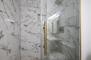 Shower, hair dryer, towels - 13-11 Lakeside Sunrise - Expansive lake front Views! Indoor/Outdoor Pools w/Splashpads (Branson)