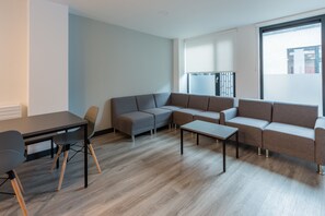 Quarto casal standard | Espaço de cozinha compartilhada