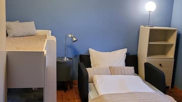 2 Schlafzimmer, Schreibtisch, Bügeleisen/Bügelbrett, Reisekinderbett
