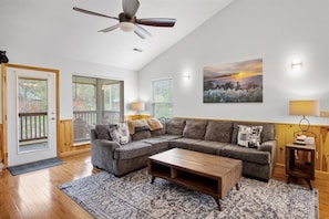 TV, fireplace - River Bear in Pigeon Forge (Pigeon Forge)