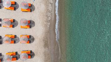 附近有私人海灘、免費海灘接駁車、免費海灘小屋、躺椅