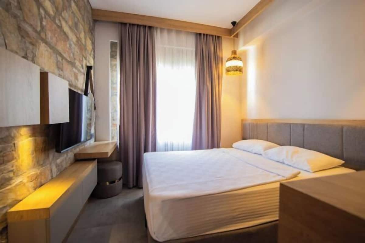 1 bedroom, premium bedding, minibar, in-room safe