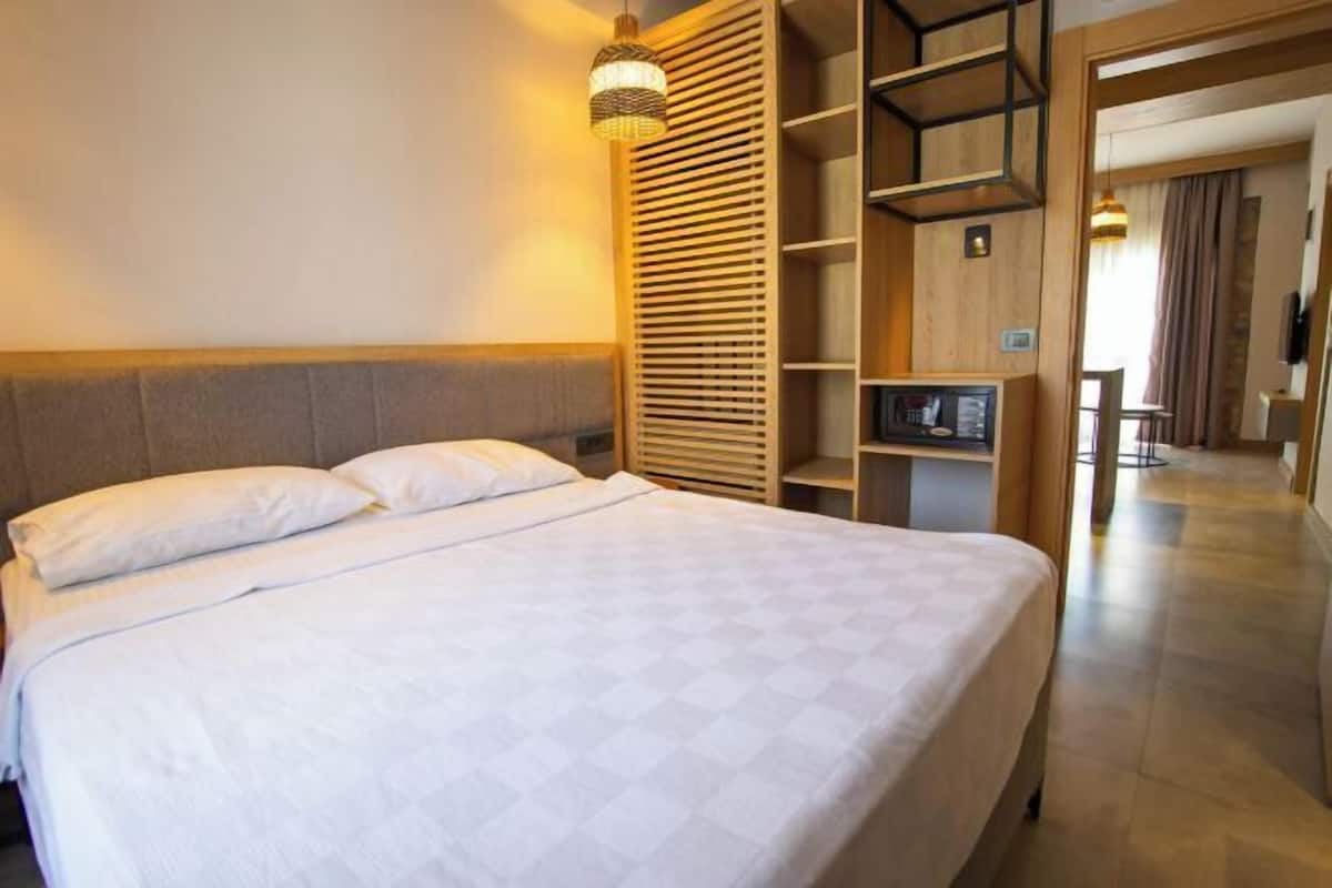 1 bedroom, premium bedding, minibar, in-room safe