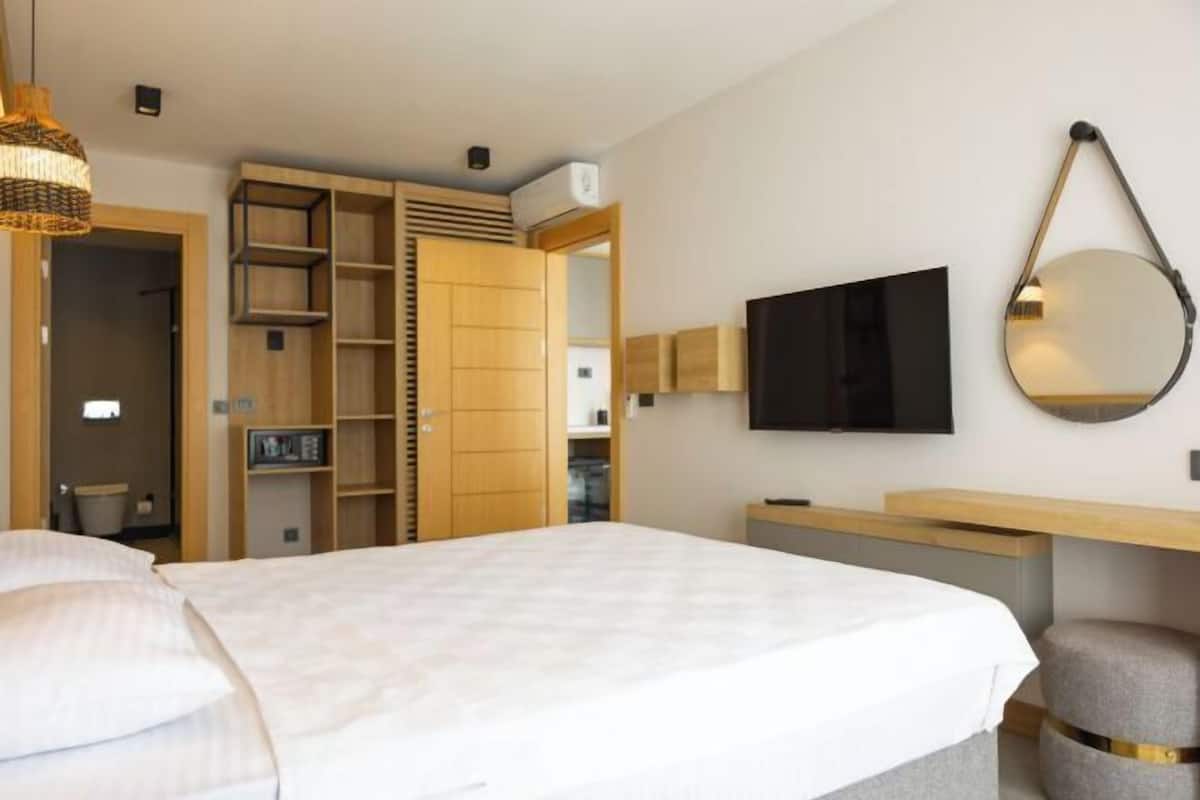 1 bedroom, premium bedding, minibar, in-room safe