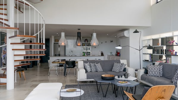 Deluxe Apartment | Living area