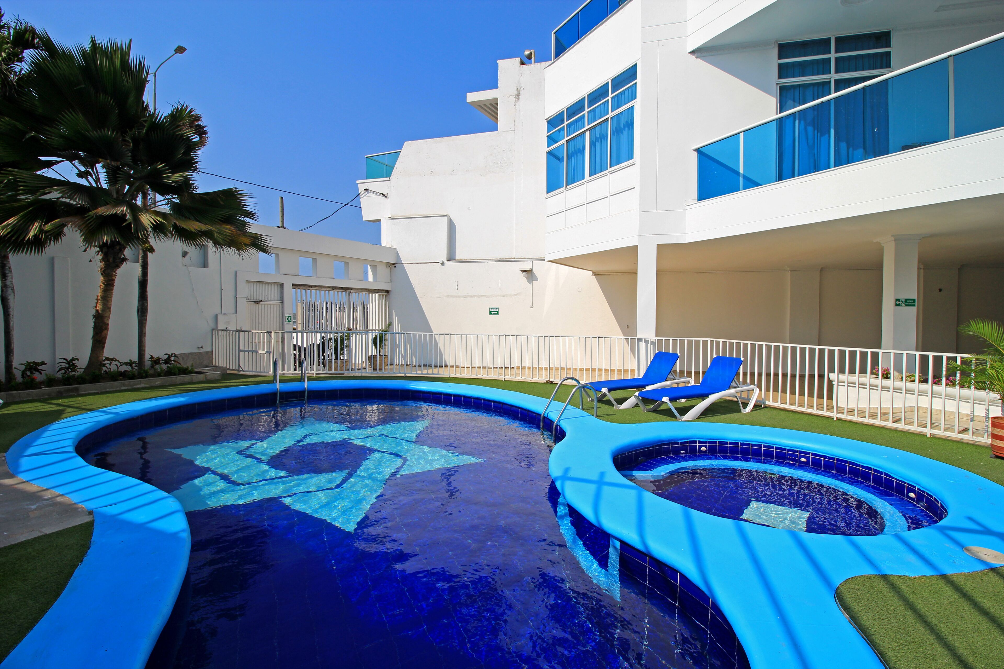 2 outdoor pools, pool loungers