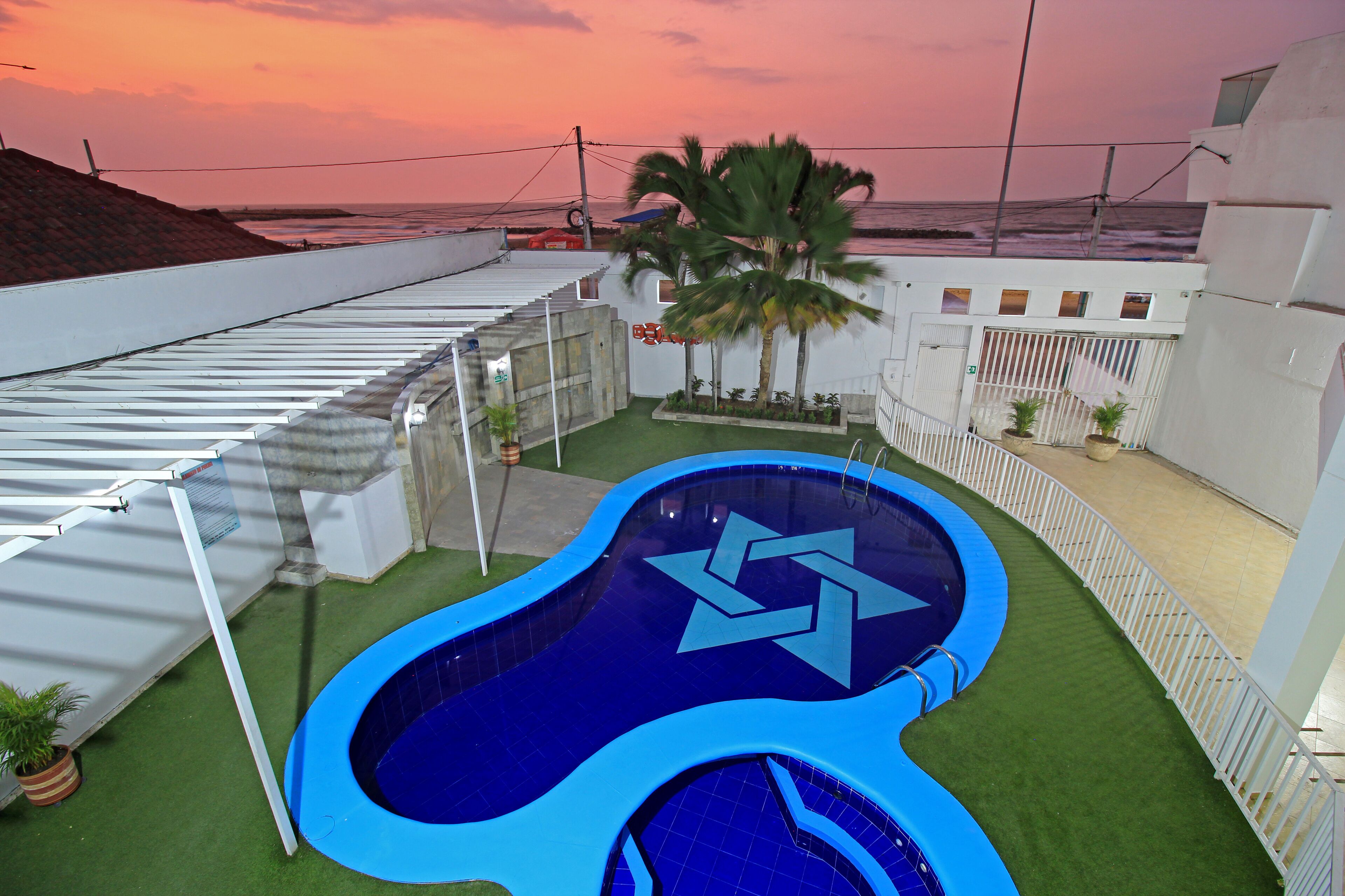 2 outdoor pools, pool loungers