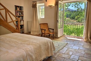 6 bedrooms, iron/ironing board, WiFi, bed sheets