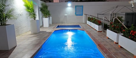 2 outdoor pools