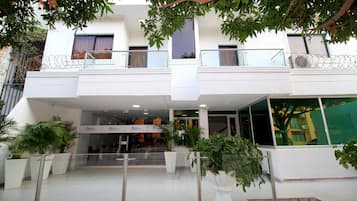 Vista frontal de la propiedad