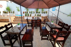 32-inch TV with cable channels - Hotel Rodadero Inn By GEH Suites (Santa Marta)