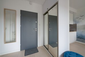 Departamento urbano, 1 habitación, balcón | 1 habitación, decoración personalizada y muebles diferentes 