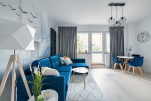 Departamento urbano, 1 habitación, balcón | 1 habitación, decoración personalizada y muebles diferentes 