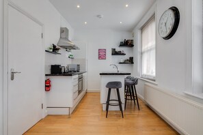 Mikrobølgeovn, kokeplater, kaffetrakter/tekoker og brødrister