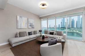 3 bedrooms - Deluxe 3BR Apt w Dubai Marina Vws Beach Access (Dubai)