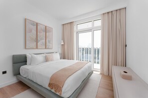 3 bedrooms - Deluxe 3BR Apt w Dubai Marina Vws Beach Access (Dubai)