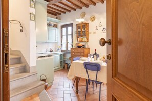 Fridge, oven, stovetop, coffee/tea maker