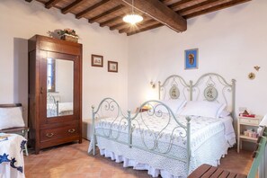 2 bedrooms, iron/ironing board, travel cot, free WiFi