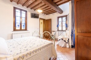 2 bedrooms, iron/ironing board, travel cot, free WiFi