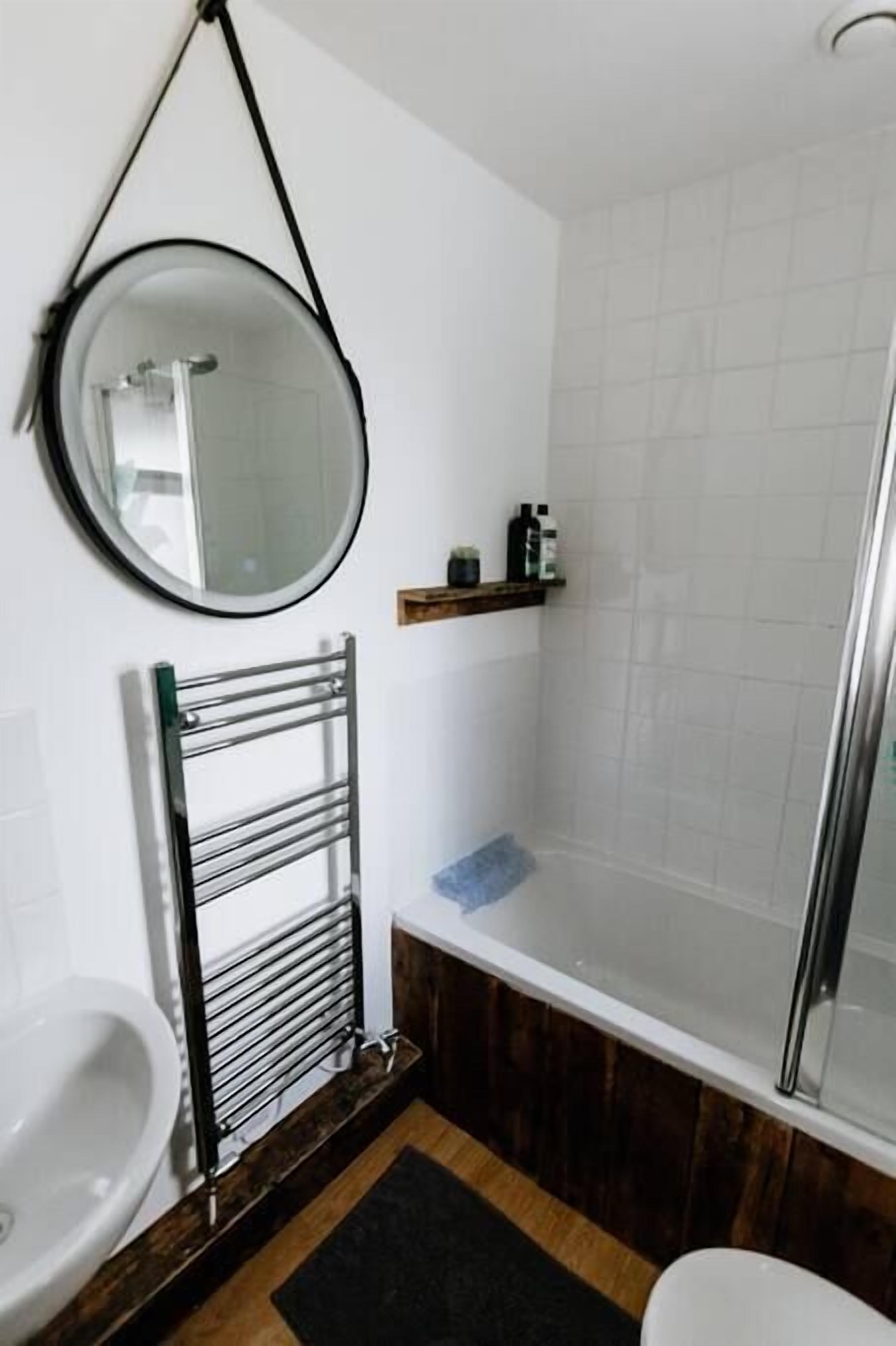 Bathtub, towels
