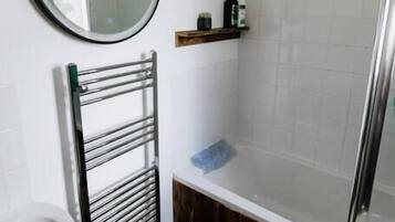 Bathtub, towels